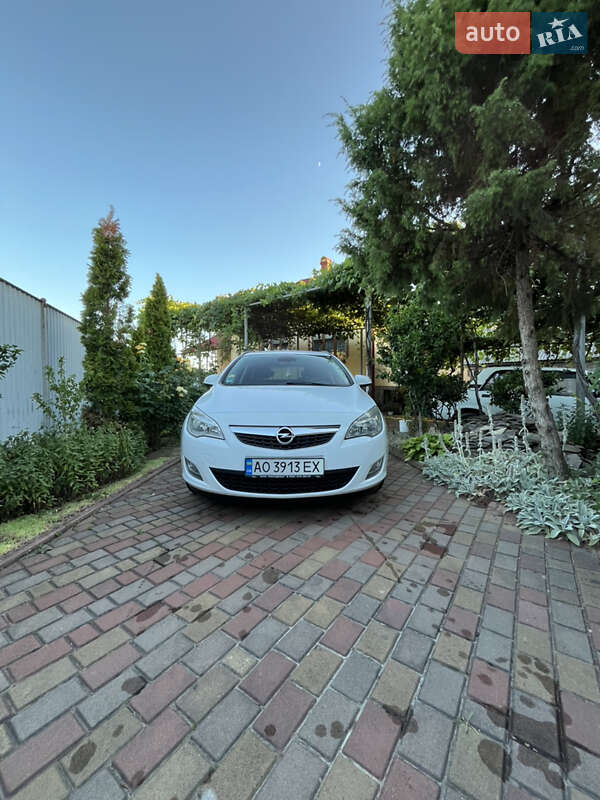 Универсал Opel Astra 2011 в Мукачево