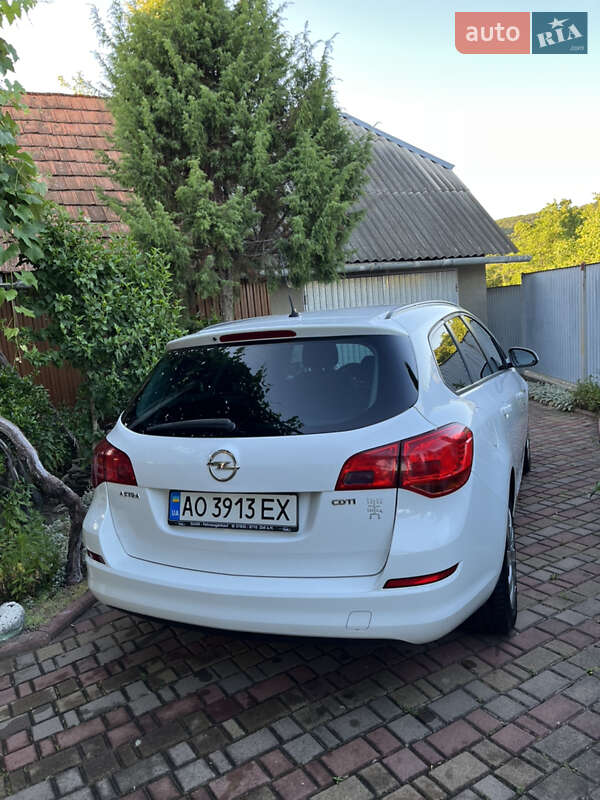 Универсал Opel Astra 2011 в Мукачево