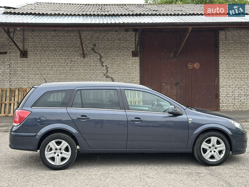 Универсал Opel Astra 2010 в Луцке