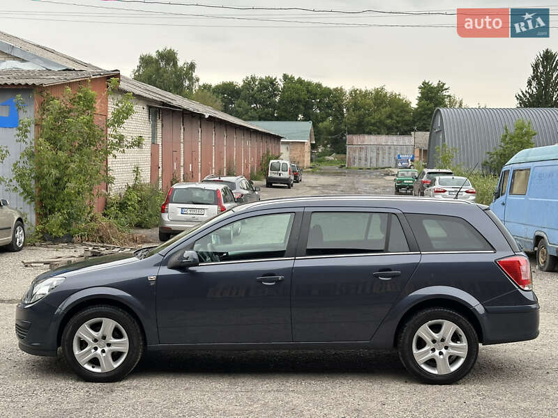 Универсал Opel Astra 2010 в Луцке
