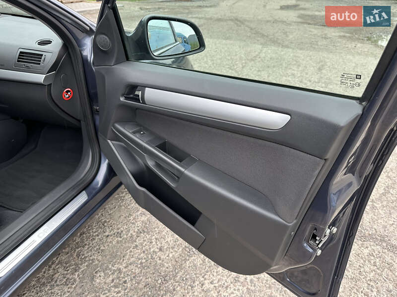 Универсал Opel Astra 2010 в Луцке
