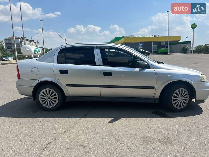 Седан Opel Astra 2005 в Новой Одессе