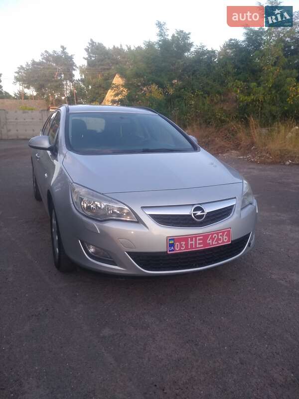 Универсал Opel Astra 2011 в Радивилове