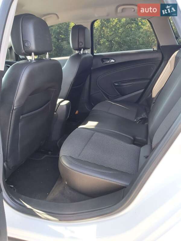 Универсал Opel Astra 2012 в Нововолынске