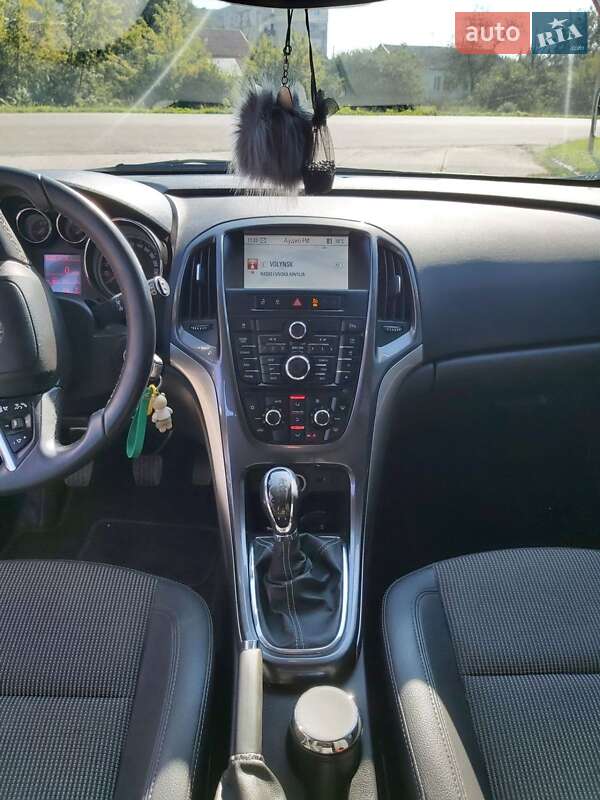 Универсал Opel Astra 2012 в Нововолынске