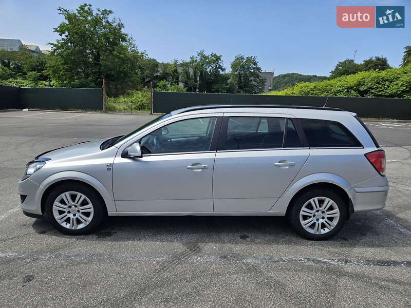 Универсал Opel Astra 2010 в Богородчанах