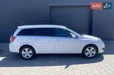 Универсал Opel Astra 2011 в Житомире