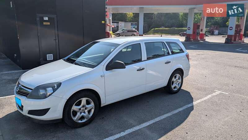 Універсал Opel Astra 2011 в Львові