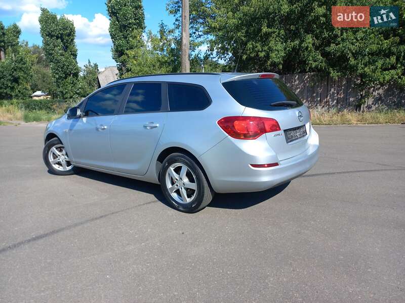 Универсал Opel Astra 2011 в Киеве