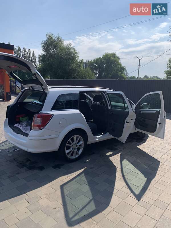 Универсал Opel Astra 2010 в Павлограде