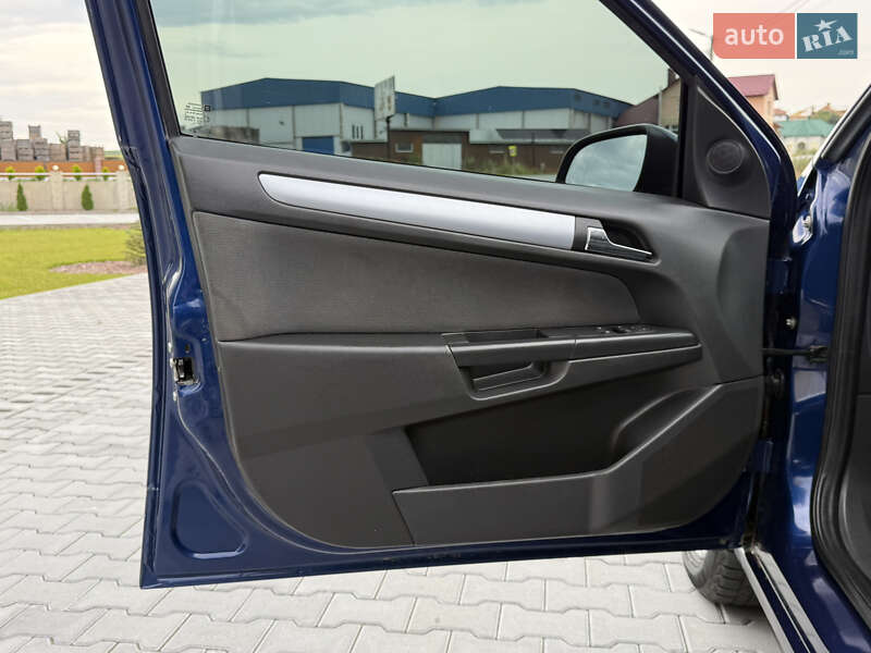 Хэтчбек Opel Astra 2006 в Черновцах
