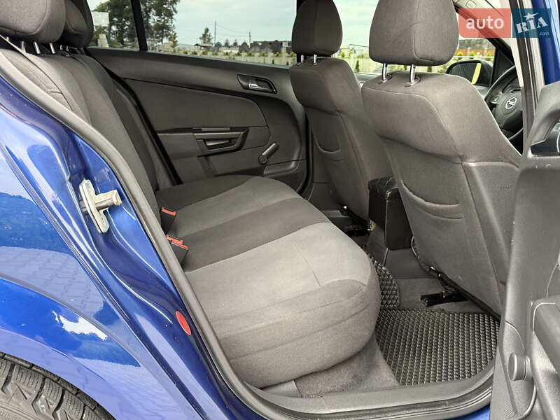 Хэтчбек Opel Astra 2006 в Черновцах