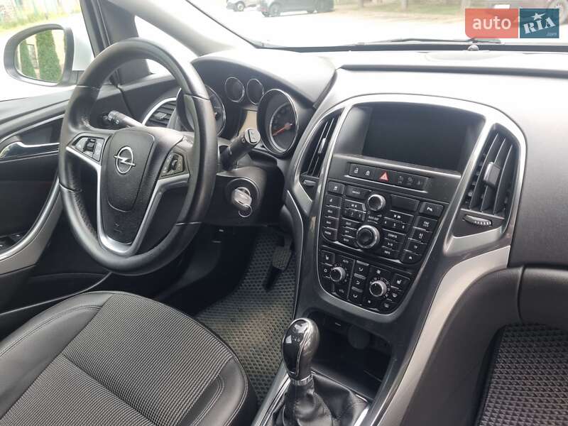 Універсал Opel Astra 2014 в Луцьку