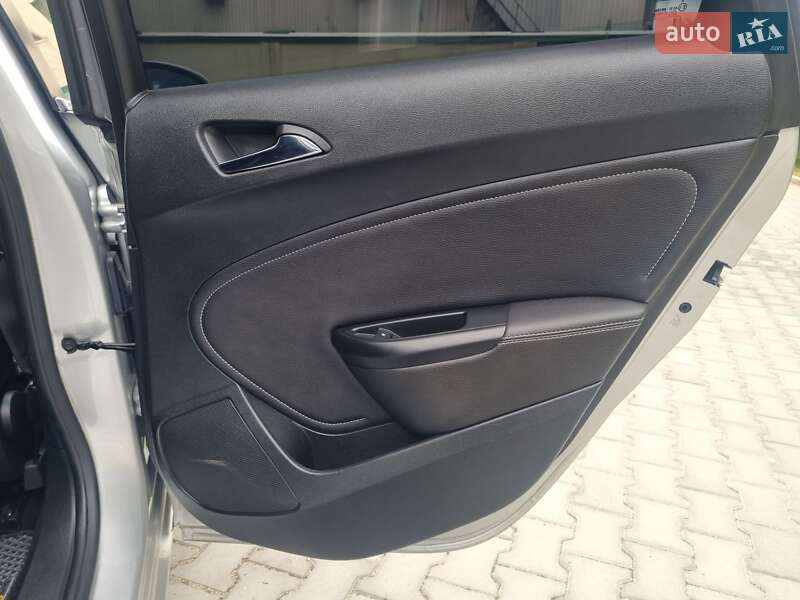 Універсал Opel Astra 2014 в Луцьку