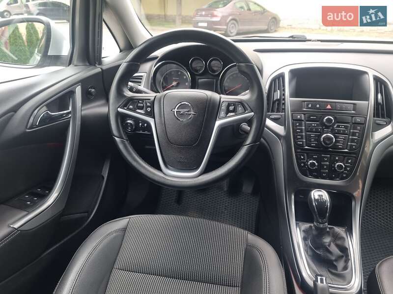 Універсал Opel Astra 2014 в Луцьку