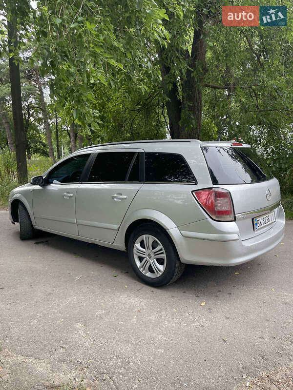 Универсал Opel Astra 2005 в Ровно