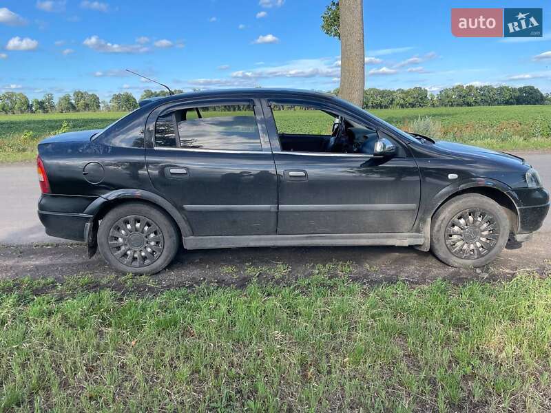 Седан Opel Astra 2006 в Хороле