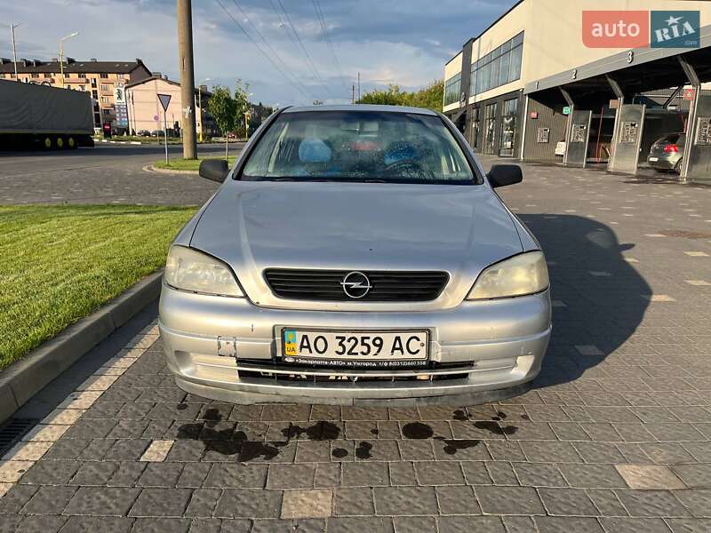 Седан Opel Astra 2005 в Ужгороде