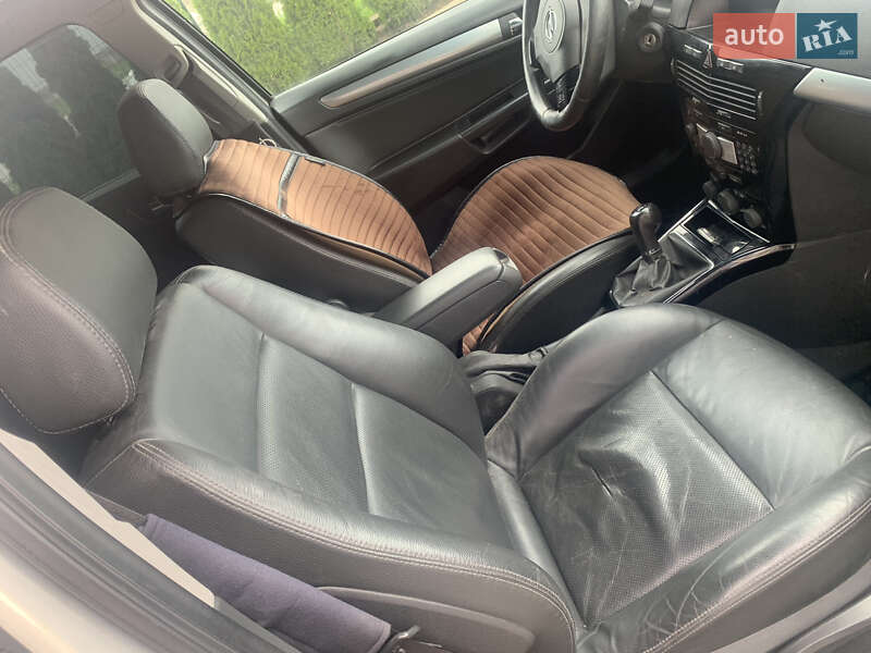 Универсал Opel Astra 2010 в Черновцах
