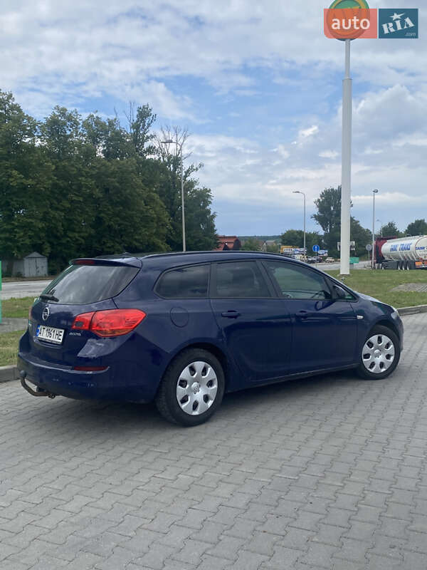 Универсал Opel Astra 2011 в Ивано-Франковске