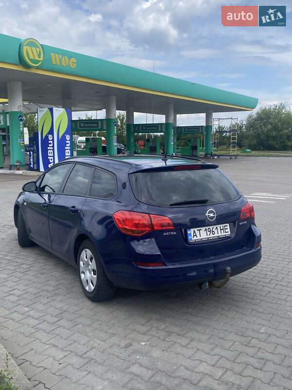 Универсал Opel Astra 2011 в Ивано-Франковске