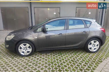 Хэтчбек Opel Astra 2011 в 