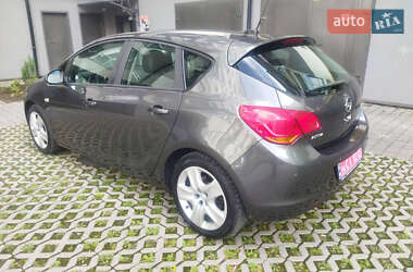Хэтчбек Opel Astra 2011 в 