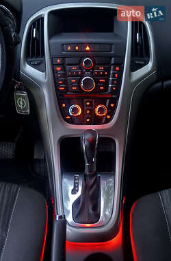 Хэтчбек Opel Astra 2011 в 