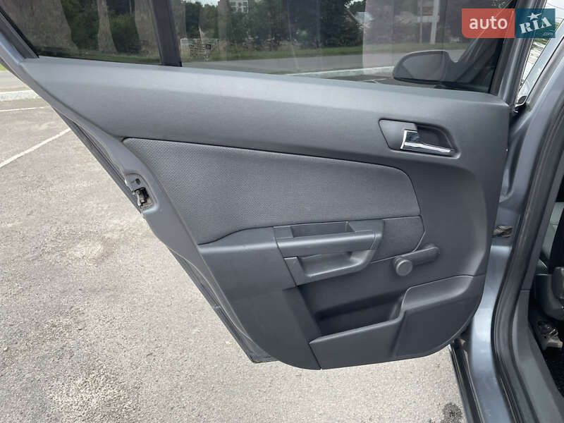 Хэтчбек Opel Astra 2006 в Радивилове