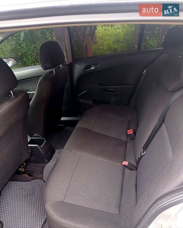 Хетчбек Opel Astra 2004 в Охтирці