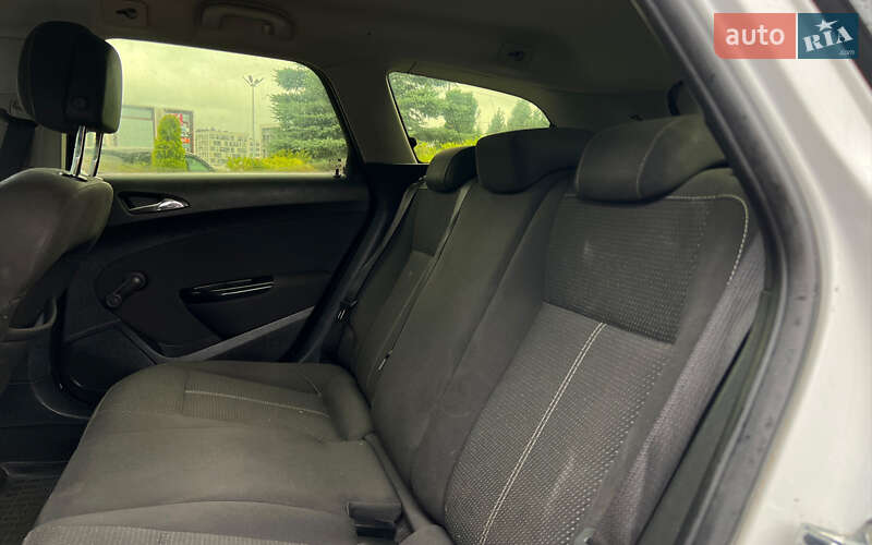 Универсал Opel Astra 2012 в Львове