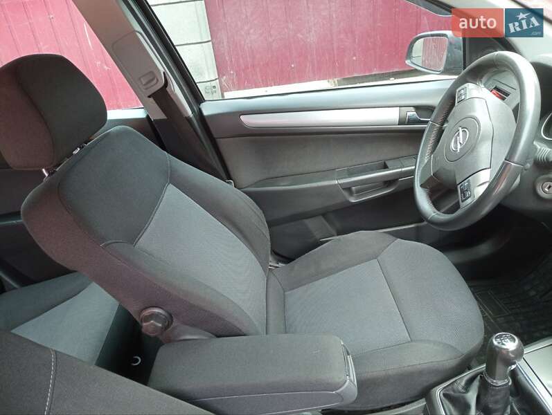 Универсал Opel Astra 2006 в Ровно