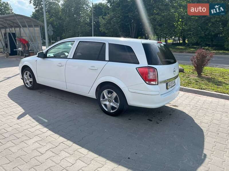 Універсал Opel Astra 2012 в Тернополі
