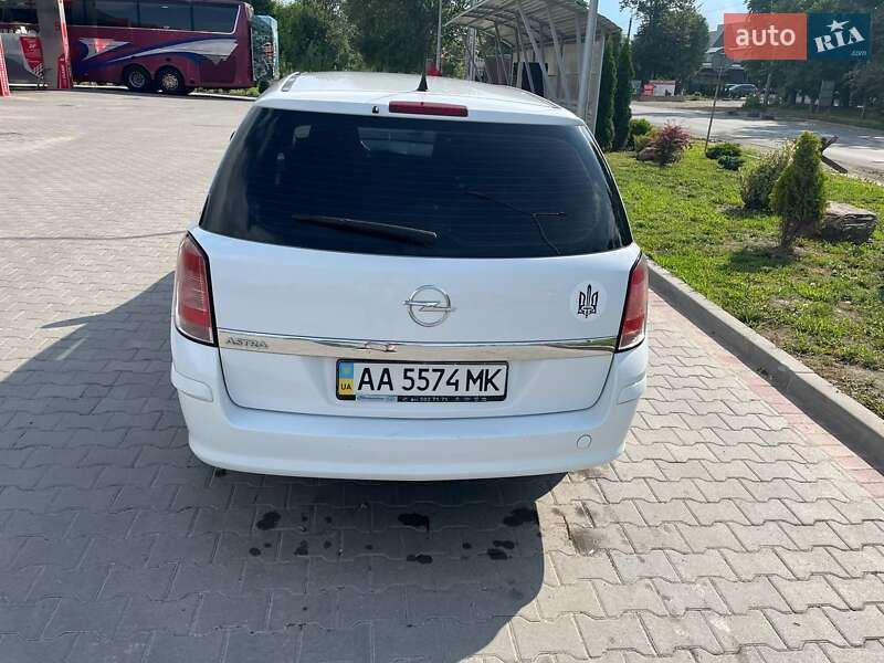 Універсал Opel Astra 2012 в Тернополі