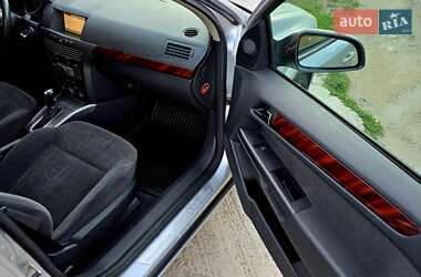 Хэтчбек Opel Astra 2004 в 
