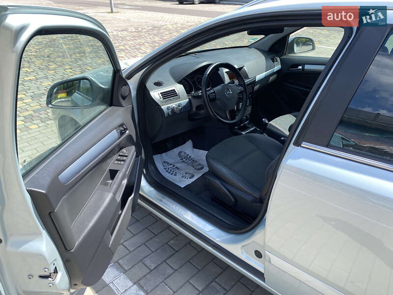 Універсал Opel Astra 2009 в Луцьку