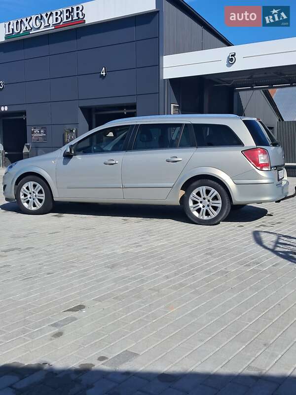 Універсал Opel Astra 2010 в Хусті