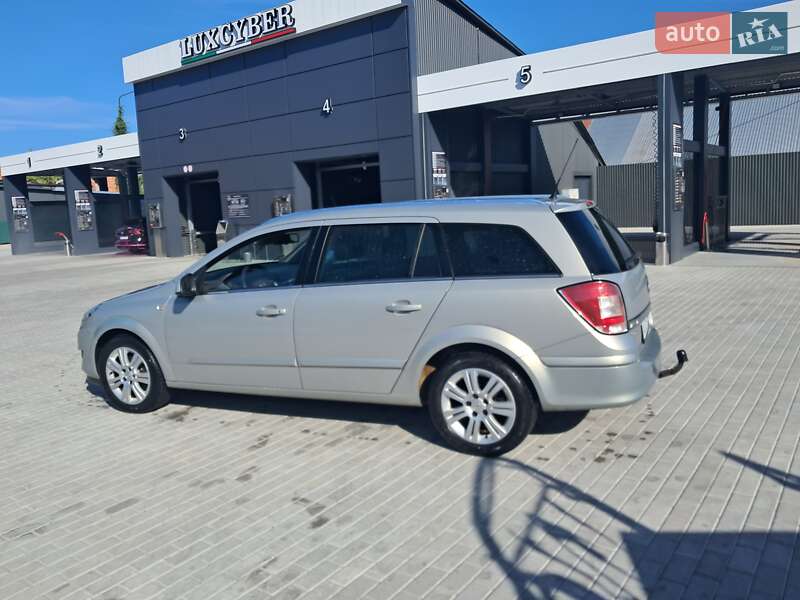 Універсал Opel Astra 2010 в Хусті