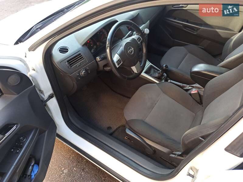 Универсал Opel Astra 2012 в Чернигове