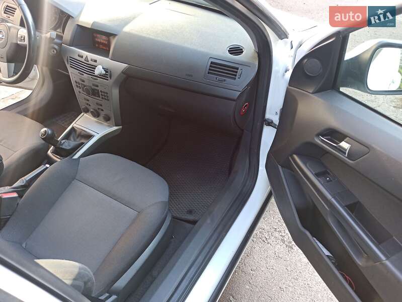 Универсал Opel Astra 2012 в Чернигове