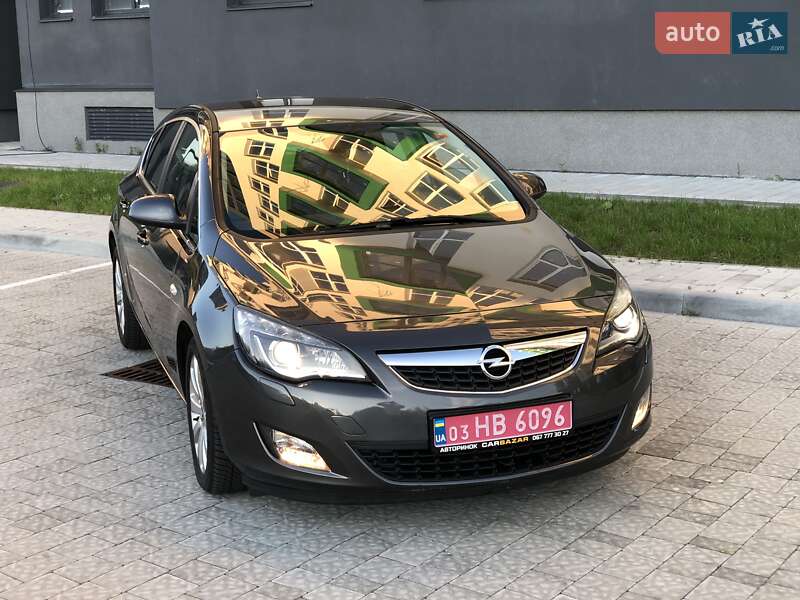 Хэтчбек Opel Astra 2012 в Львове