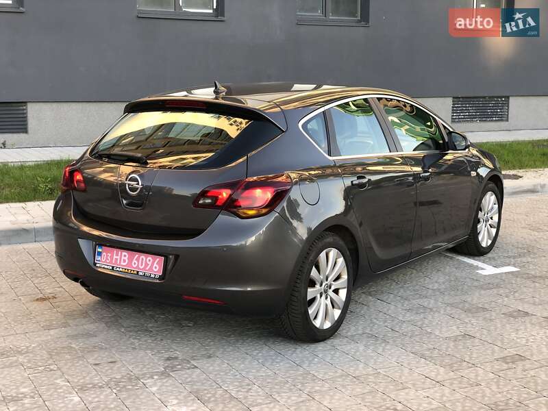Хэтчбек Opel Astra 2012 в Львове