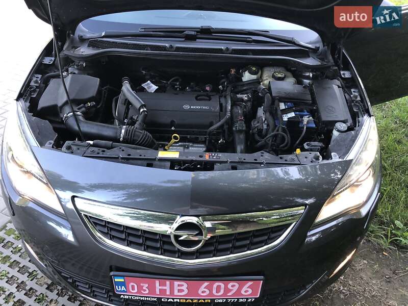 Хэтчбек Opel Astra 2012 в Львове