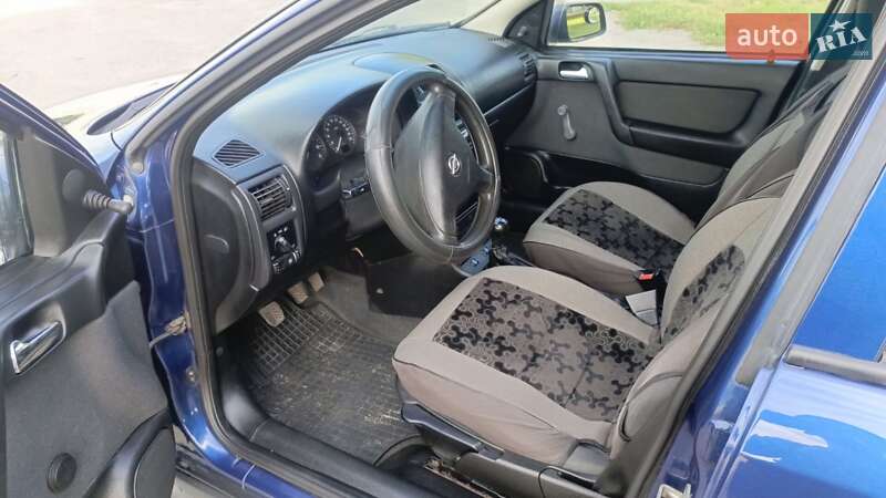 Седан Opel Astra 2005 в Путивле