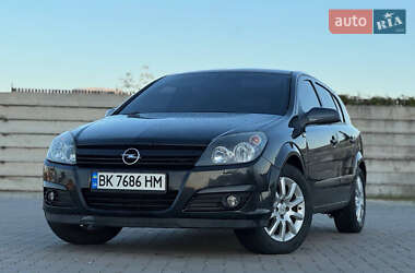 Хэтчбек Opel Astra 2005 в 