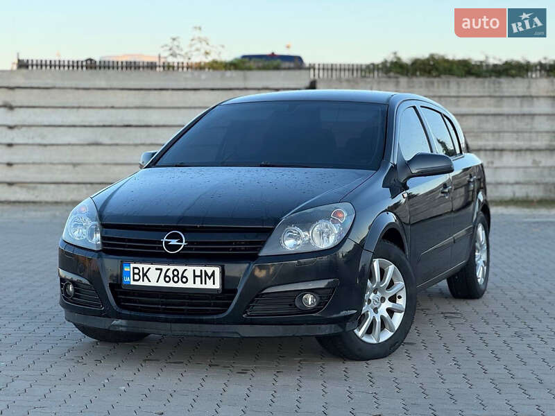 Хэтчбек Opel Astra 2005 в 
