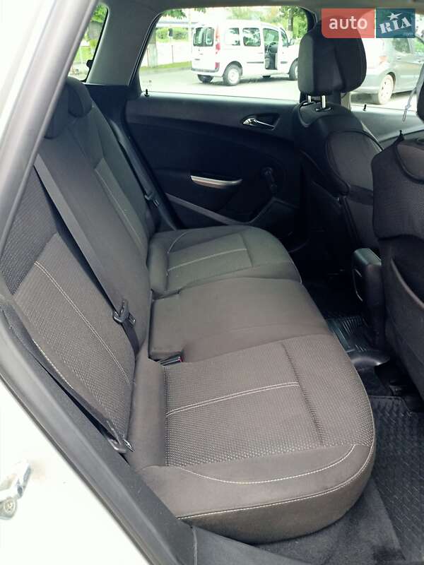 Универсал Opel Astra 2011 в Хмельницком