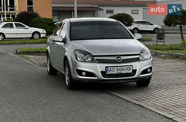 Седан Opel Astra 2014 в Ужгороді
