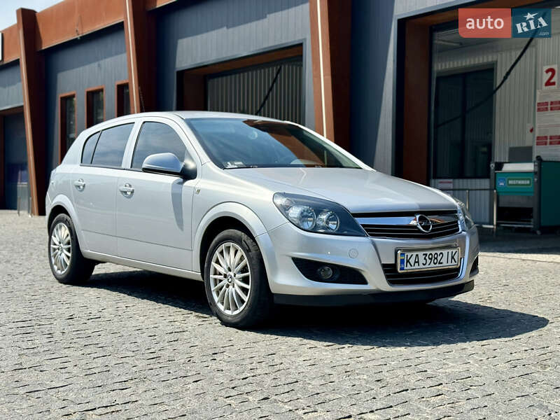 Хэтчбек Opel Astra 2013 в Киеве