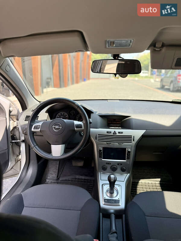 Хэтчбек Opel Astra 2013 в Киеве